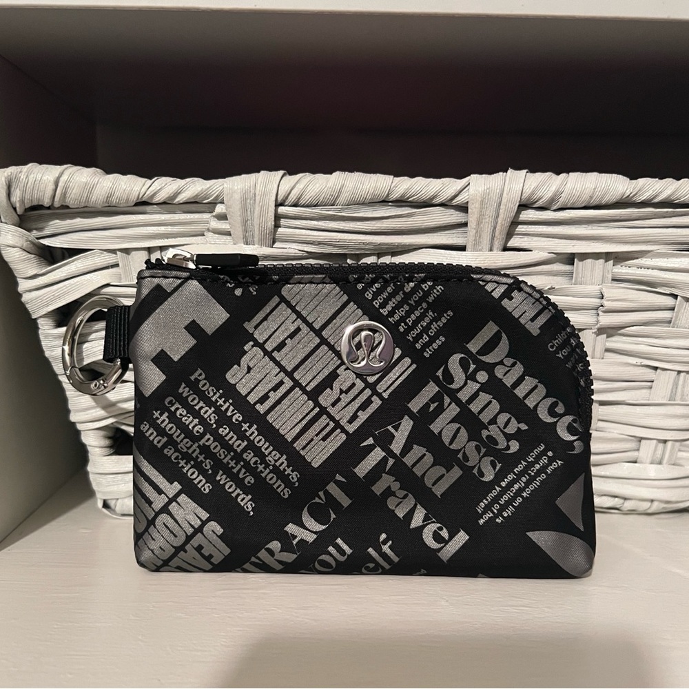 100% Authentic NWOT Lululemon Clippable Card Pouch in Manifesto